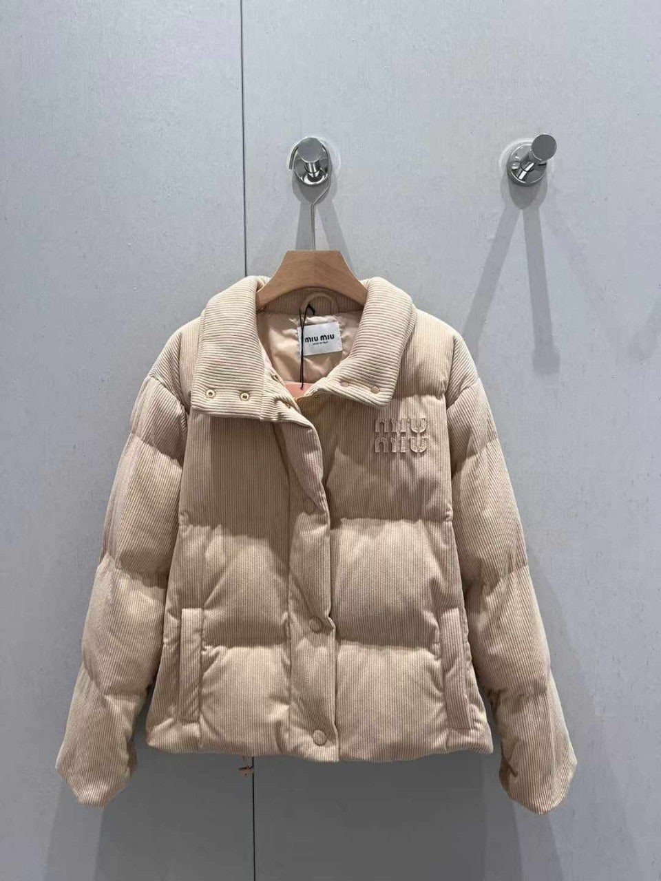 미*** 로고 자수 하이넥 코듀로이 패딩